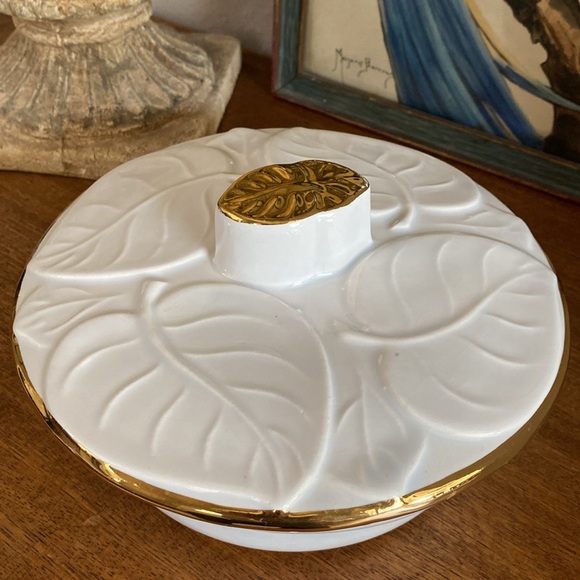 Vintage USA Rare Unique Pottery Covered Dish Leaf Design Gold Trim - Picture 6 of 16